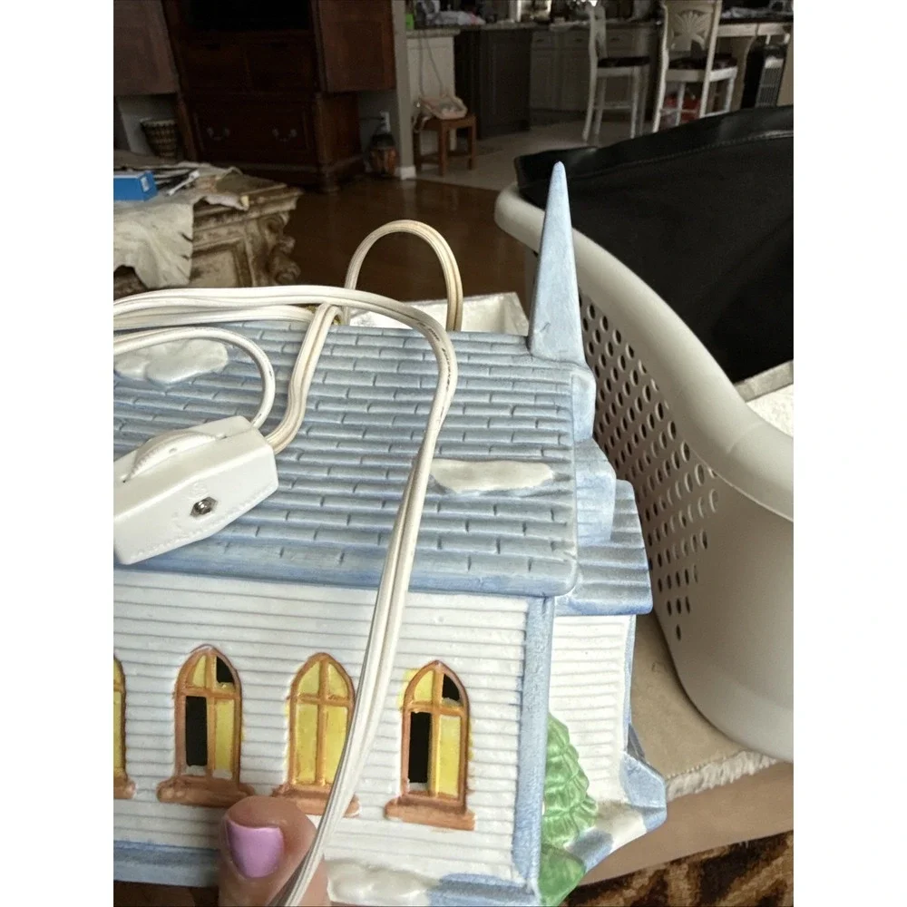 1991 St. Paul's Church Porcelain Lighted. No Call Puts.  4313‎